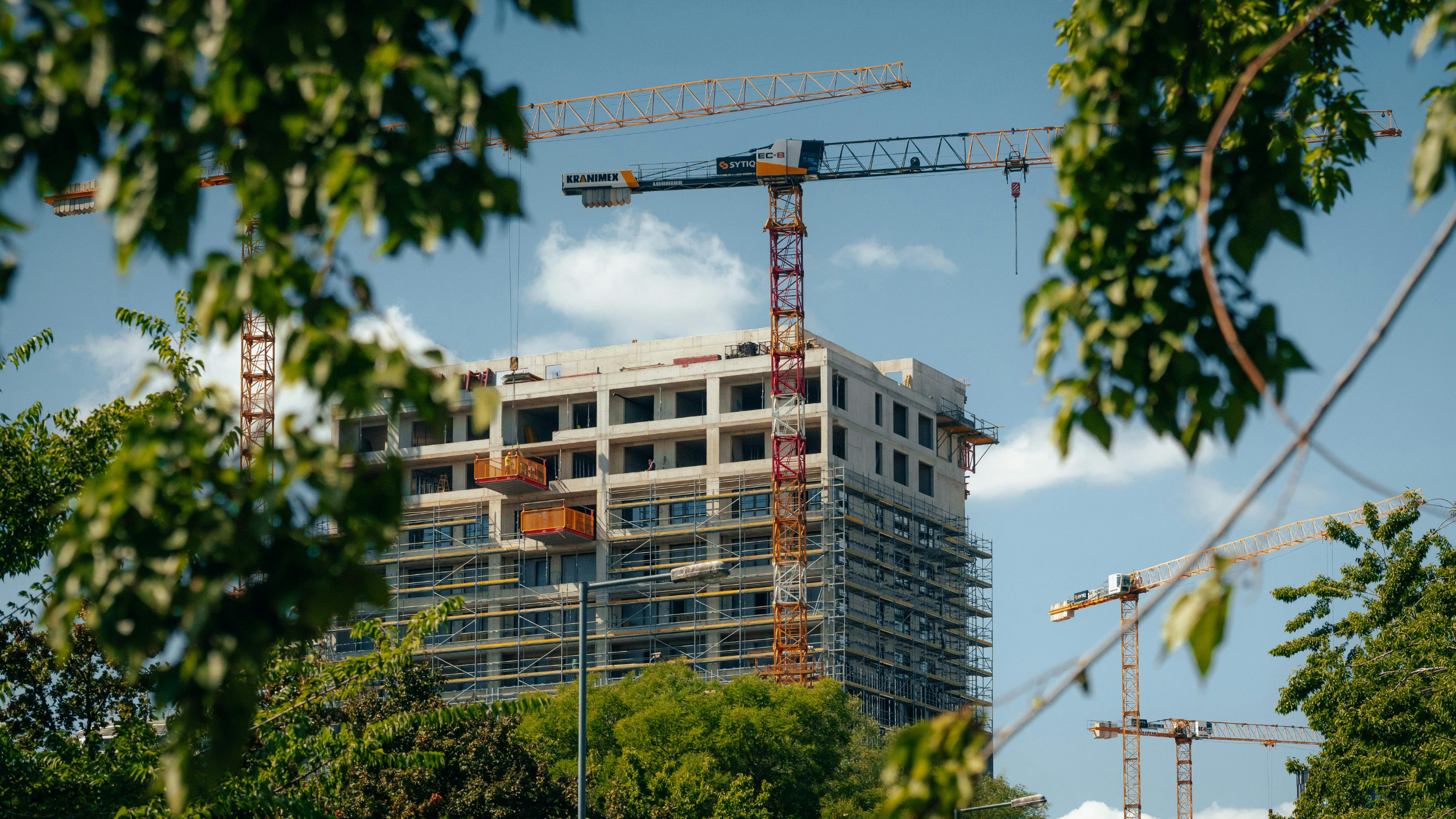 Gebäude im Bau in Berlin als Sinnbild für Werterhalt und Facility Management