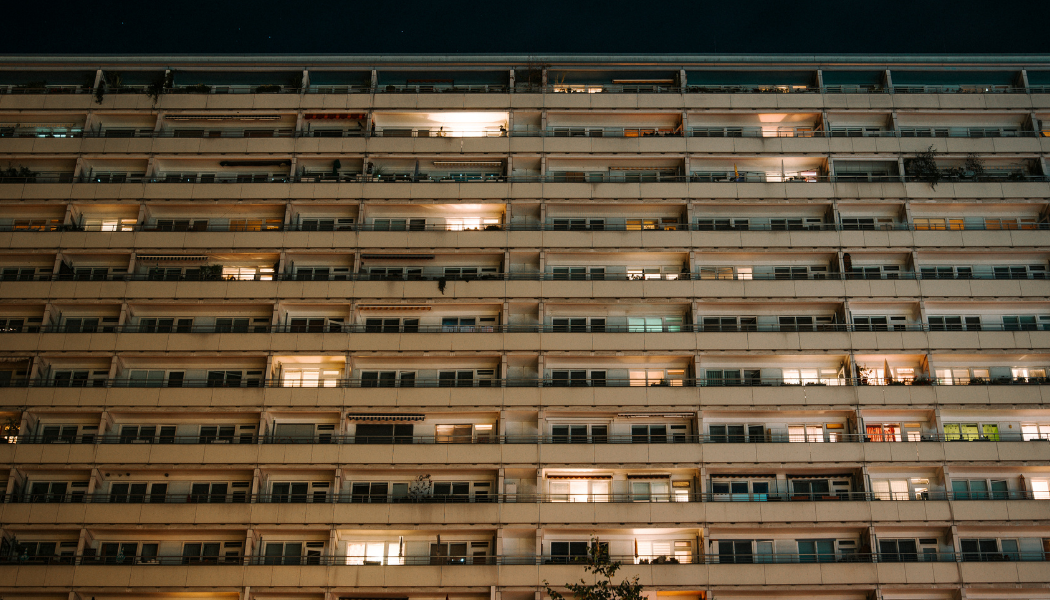 Wohngebäude bei Nacht, 24/7 Notdienst von EckRa Service in Berlin