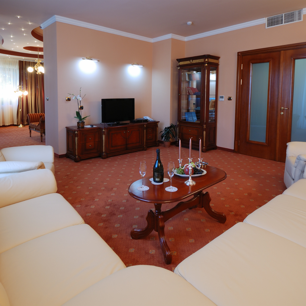 Gepflegte Hotellounge, Zimmerreinigung und Facility Management durch EckRa Service in Berlin